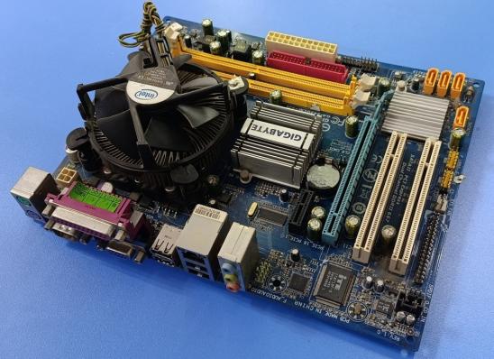 775 Материнская плата GIGABYTE GA-945GCM-S2L c процессором Сore 2 Duo / 2xDDR2 (б/у)